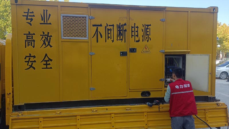 鲁甸柴油发电机组和UPS电源配合使用时，如何避免切换过程中的电力中断？